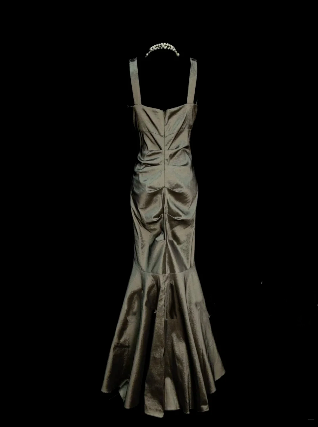 Idées de robes de bal longues en satin vert satiné, col montant et coupe sirène, avec plis, pour femmes - OB013