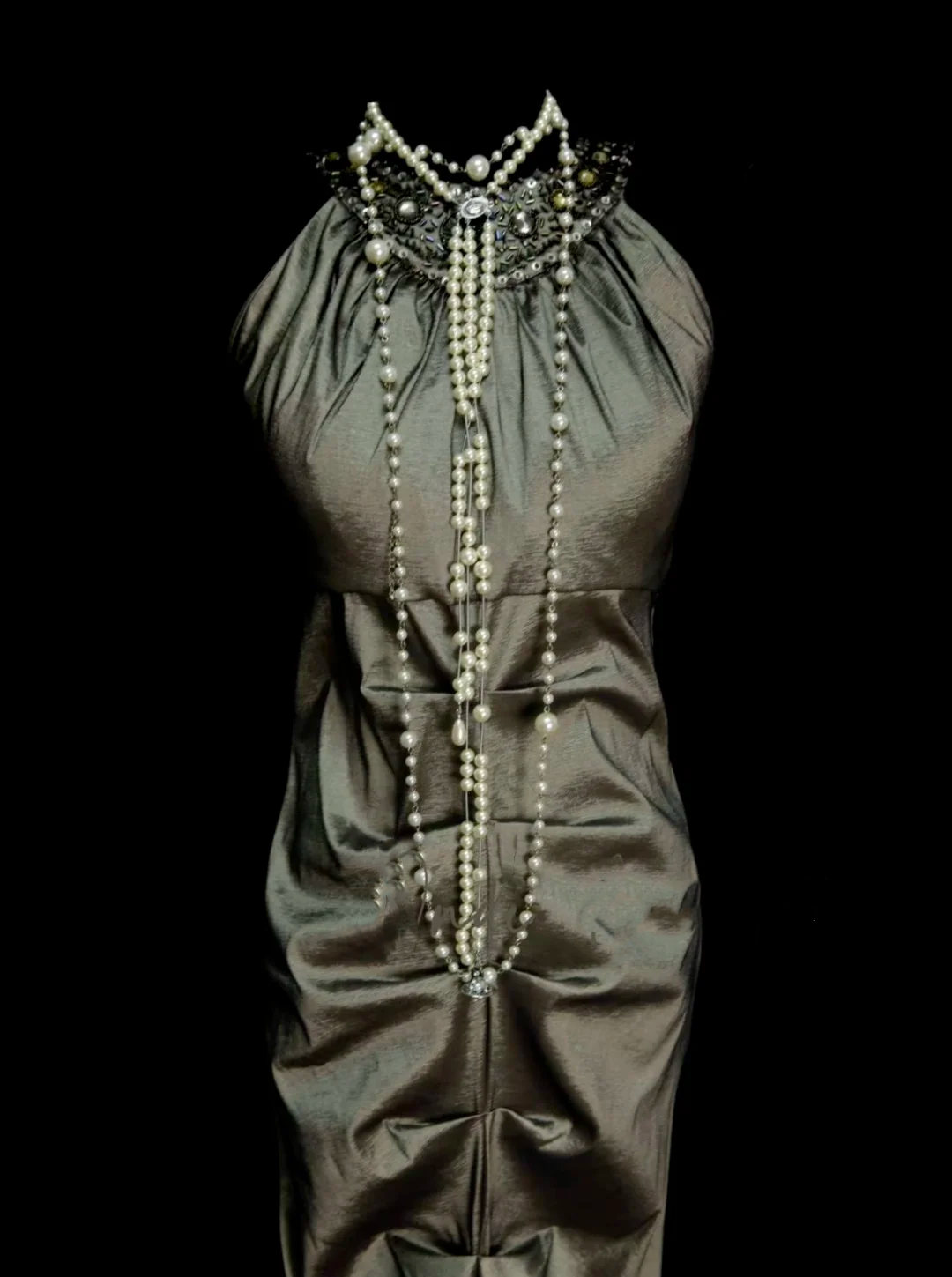 Idées de robes de bal longues en satin vert satiné, col montant et coupe sirène, avec plis, pour femmes - OB013