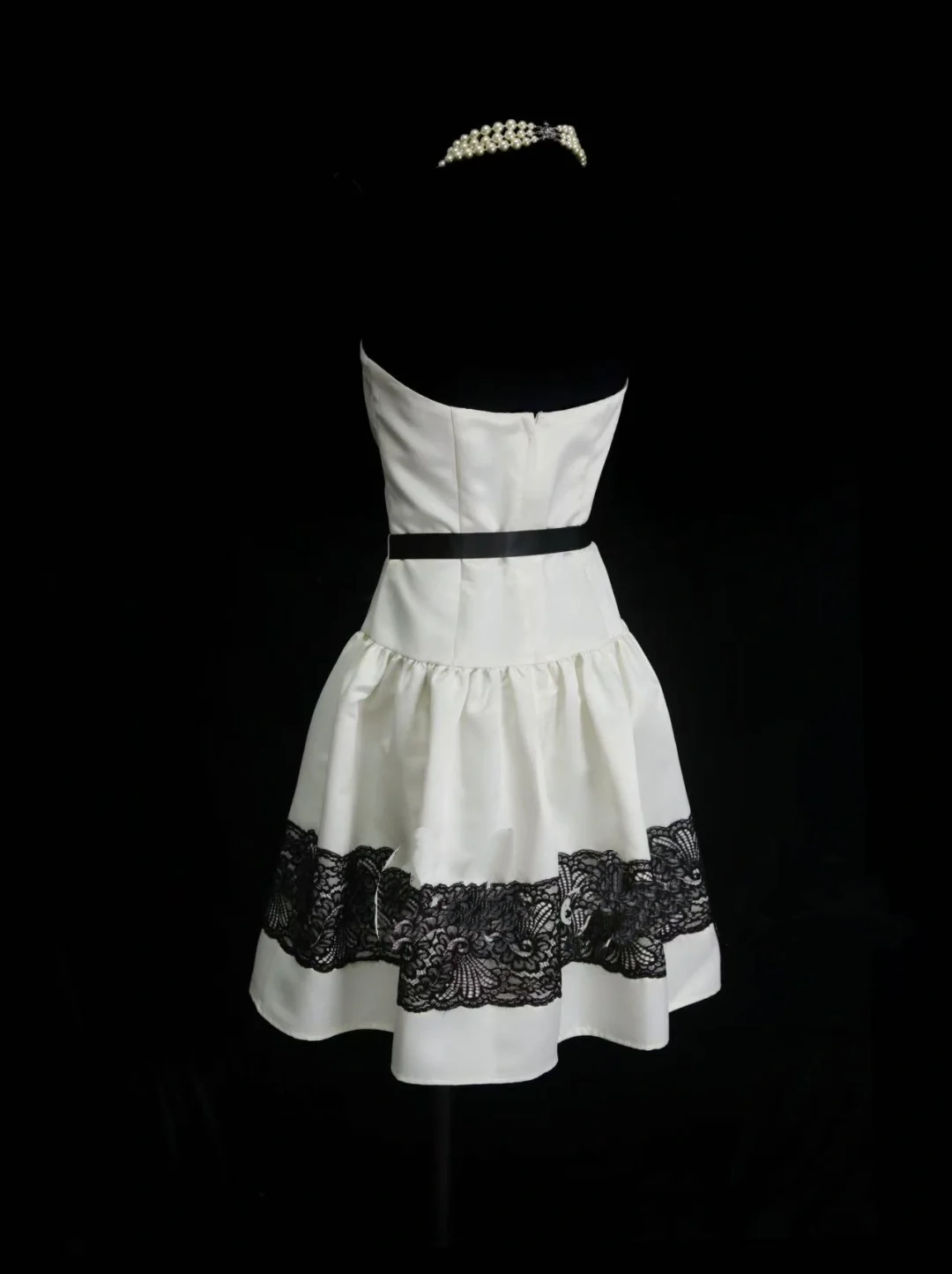 Niedliches, trägerloses, weißes Satin-Kurzkleid mit schwarzer Spitze, ideal für den 18. Geburtstag, den Abschlussball oder als Cocktailkleid (OB016).