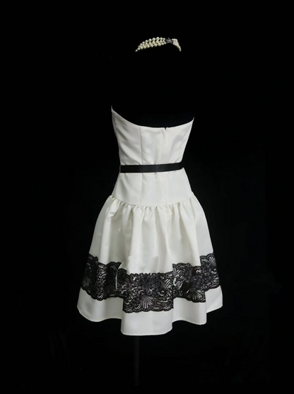 Niedliches, trägerloses, weißes Satin-Kurzkleid mit schwarzer Spitze, ideal für den 18. Geburtstag, den Abschlussball oder als Cocktailkleid (OB016).