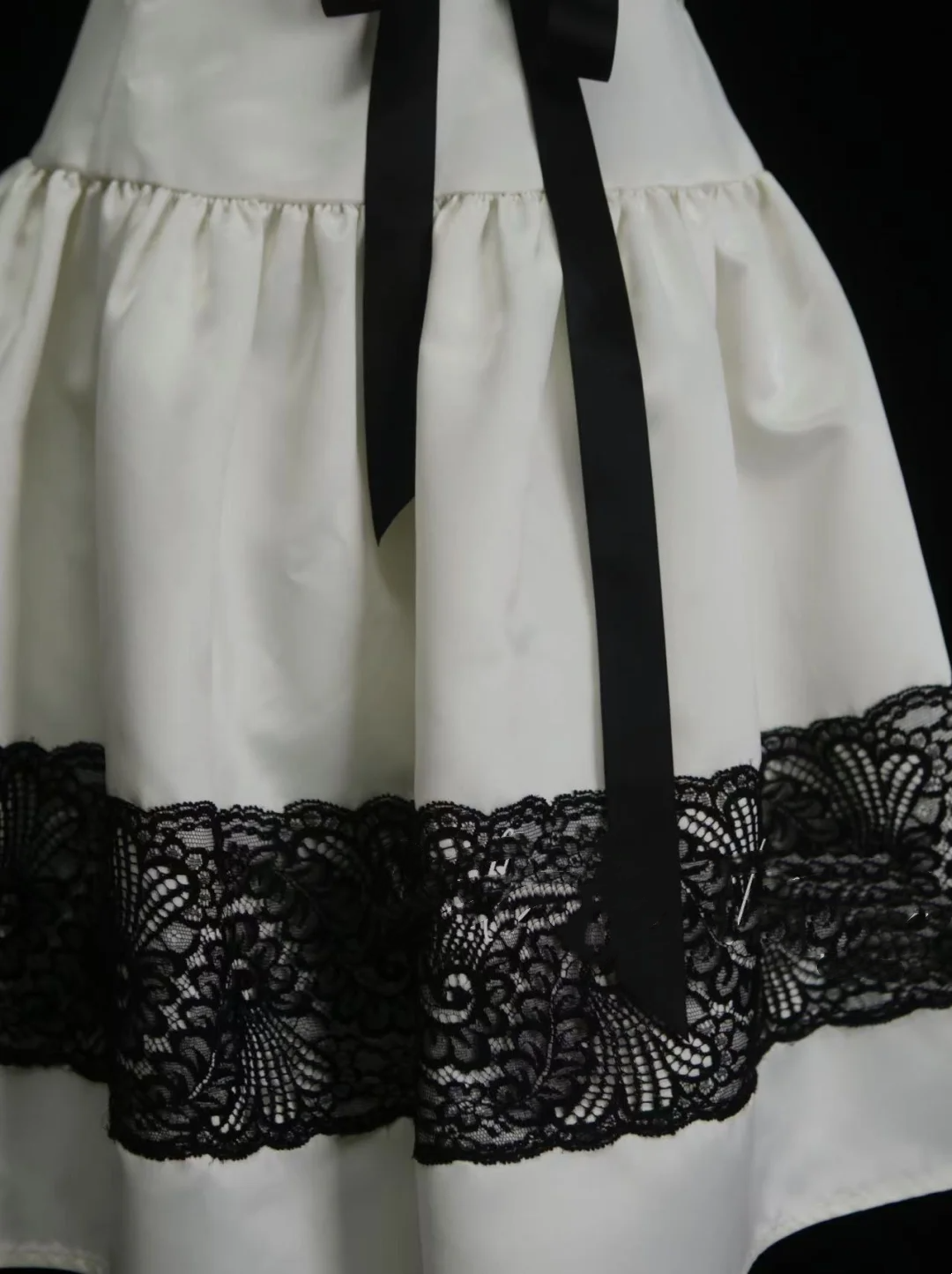 Niedliches, trägerloses, weißes Satin-Kurzkleid mit schwarzer Spitze, ideal für den 18. Geburtstag, den Abschlussball oder als Cocktailkleid (OB016).