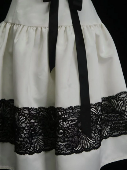 Niedliches, trägerloses, weißes Satin-Kurzkleid mit schwarzer Spitze, ideal für den 18. Geburtstag, den Abschlussball oder als Cocktailkleid (OB016).