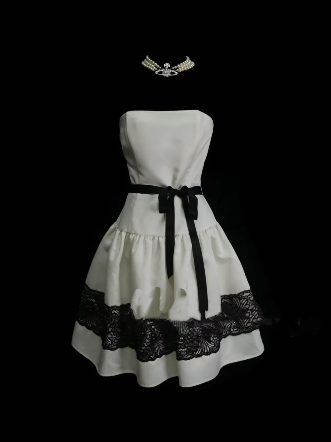 Niedliches, trägerloses, weißes Satin-Kurzkleid mit schwarzer Spitze, ideal für den 18. Geburtstag, den Abschlussball oder als Cocktailkleid (OB016).