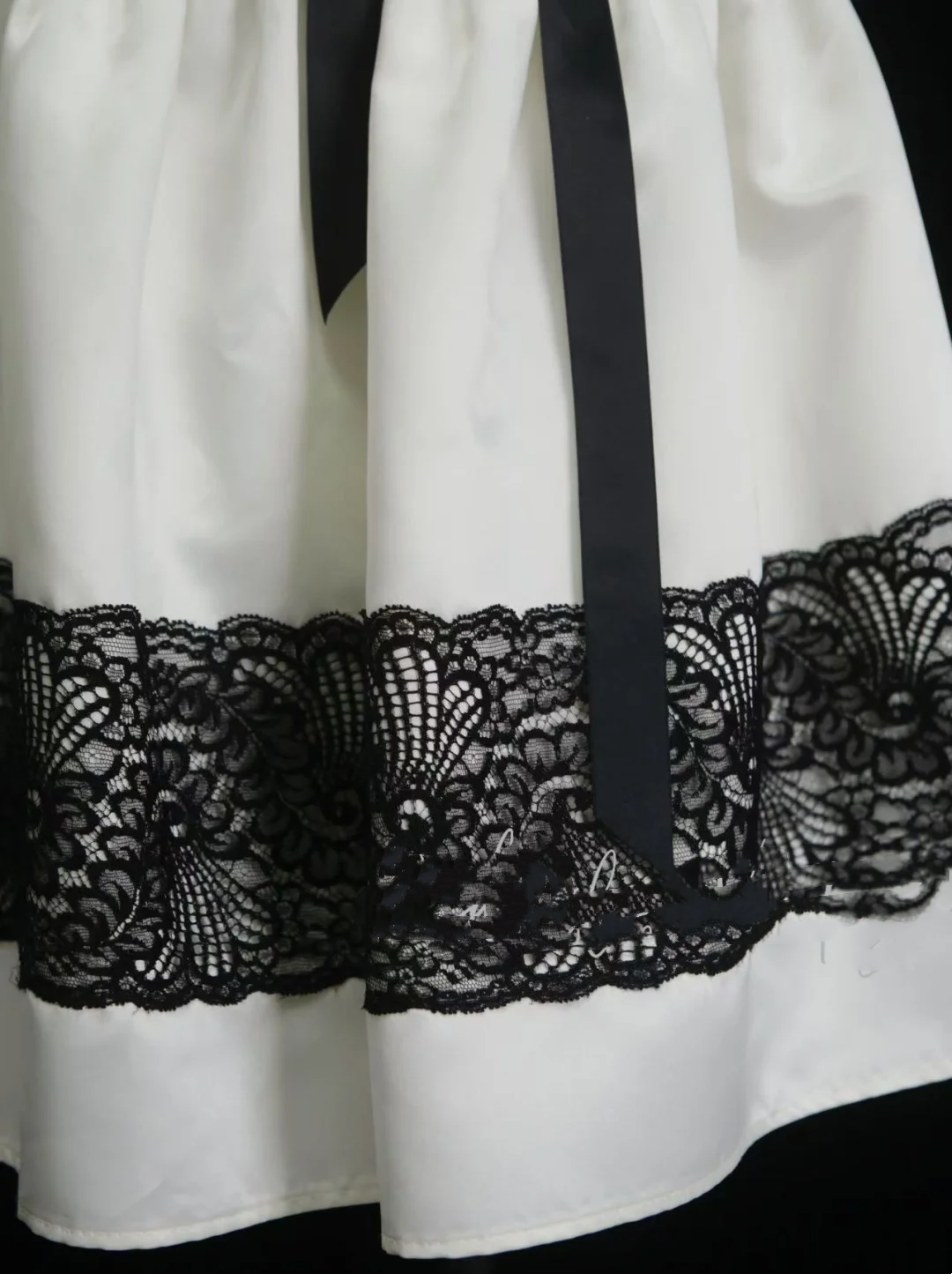Niedliches, trägerloses, weißes Satin-Kurzkleid mit schwarzer Spitze, ideal für den 18. Geburtstag, den Abschlussball oder als Cocktailkleid (OB016).