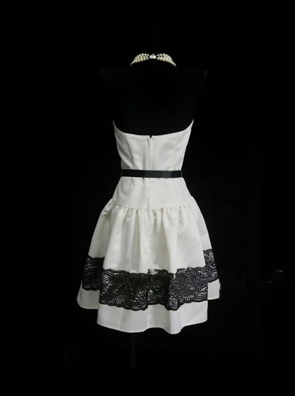 Niedliches, trägerloses, weißes Satin-Kurzkleid mit schwarzer Spitze, ideal für den 18. Geburtstag, den Abschlussball oder als Cocktailkleid (OB016).