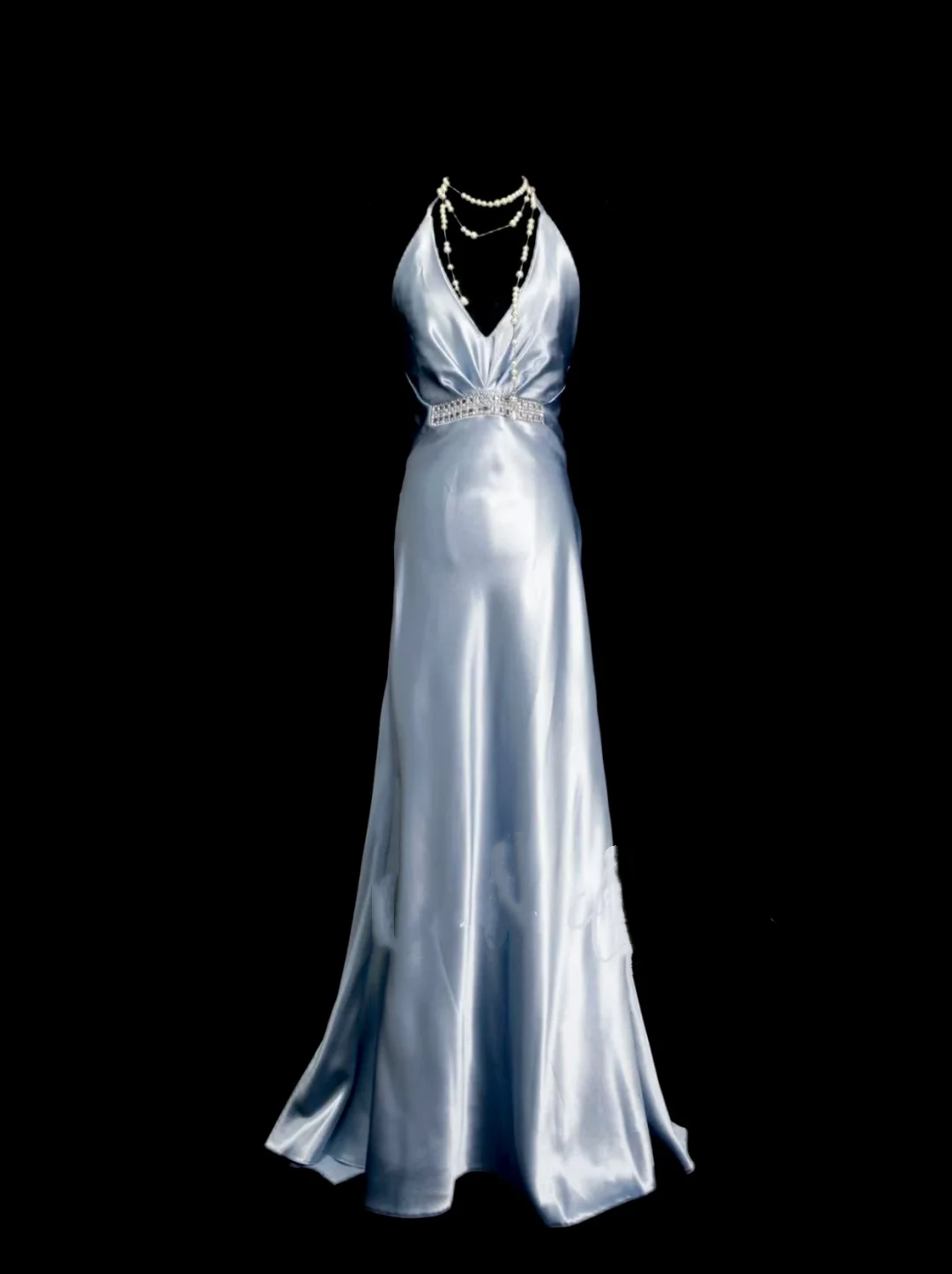 Ideen für ein schlichtes, hellblaues, gerafftes Meerjungfrauen-Abendkleid aus Satin mit Neckholder und Faltenrock – Inspiration für formelle Partykleider für Damen OB019