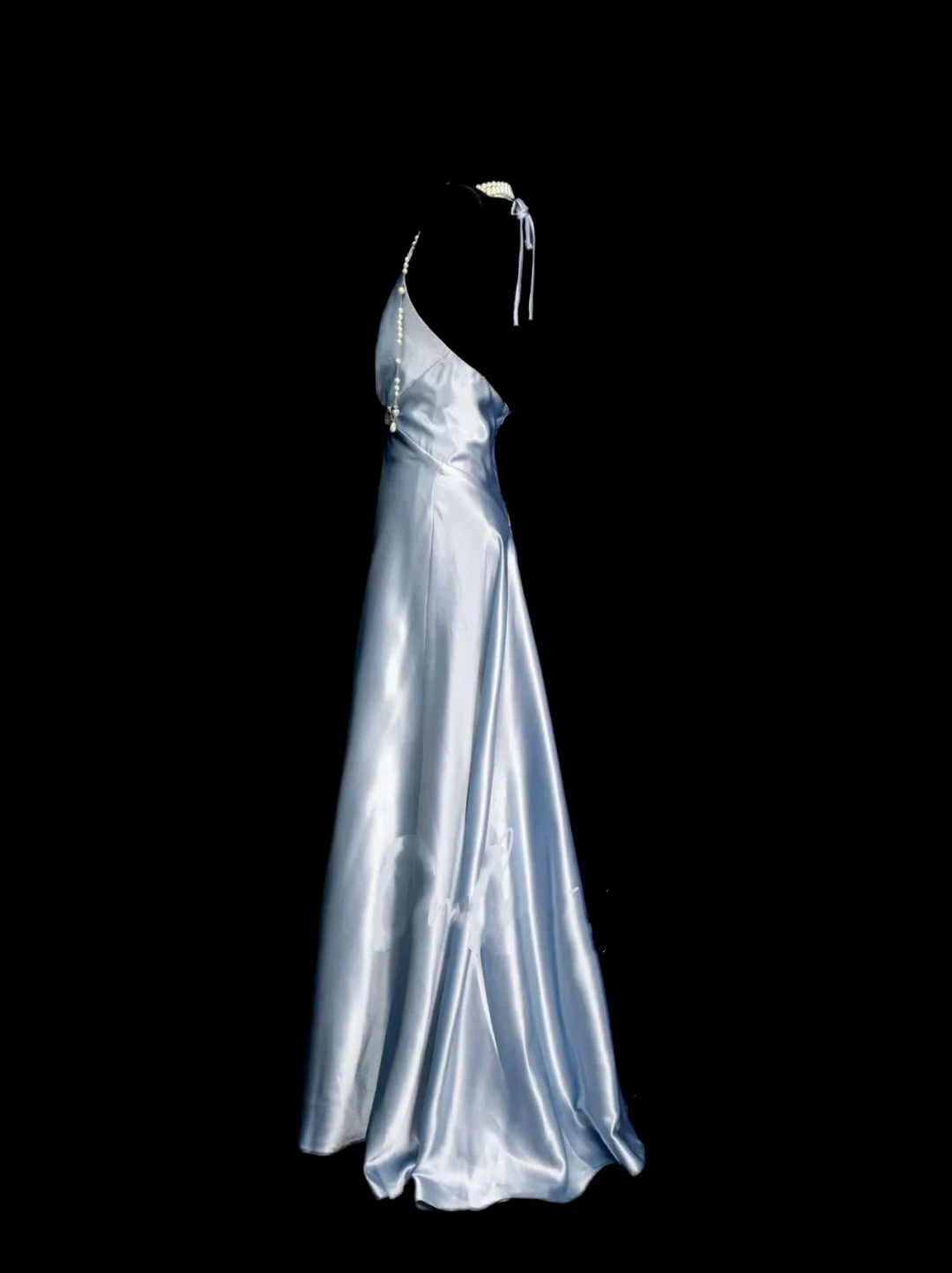 Ideen für ein schlichtes, hellblaues, gerafftes Meerjungfrauen-Abendkleid aus Satin mit Neckholder und Faltenrock – Inspiration für formelle Partykleider für Damen OB019