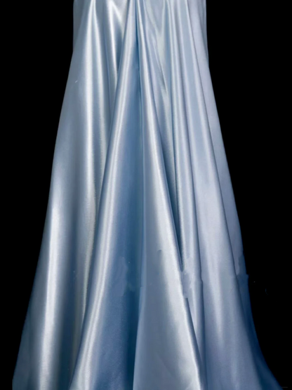 Ideen für ein schlichtes, hellblaues, gerafftes Meerjungfrauen-Abendkleid aus Satin mit Neckholder und Faltenrock – Inspiration für formelle Partykleider für Damen OB019