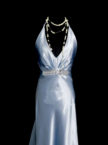 Ideen für ein schlichtes, hellblaues, gerafftes Meerjungfrauen-Abendkleid aus Satin mit Neckholder und Faltenrock – Inspiration für formelle Partykleider für Damen OB019
