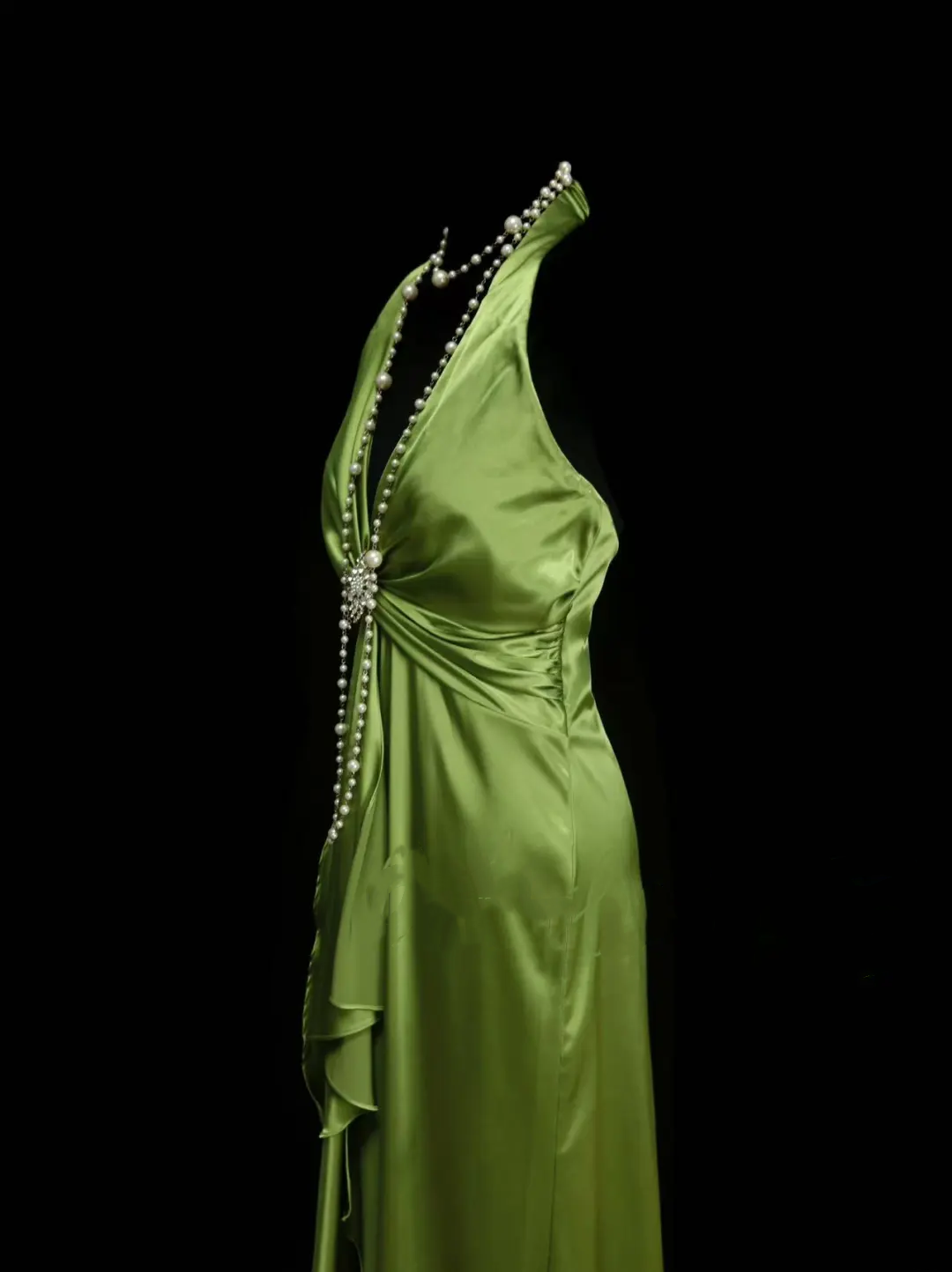 Ideen für schlichte, olivgrüne, geraffte Satin-Abendkleider in A-Linie mit Neckholder und plissiertem Schnitt für formelle Anlässe – Inspiration für Damen OB021
