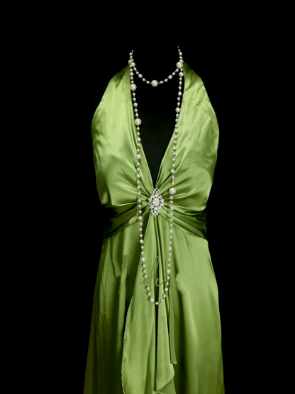 Ideen für schlichte, olivgrüne, geraffte Satin-Abendkleider in A-Linie mit Neckholder und plissiertem Schnitt für formelle Anlässe – Inspiration für Damen OB021