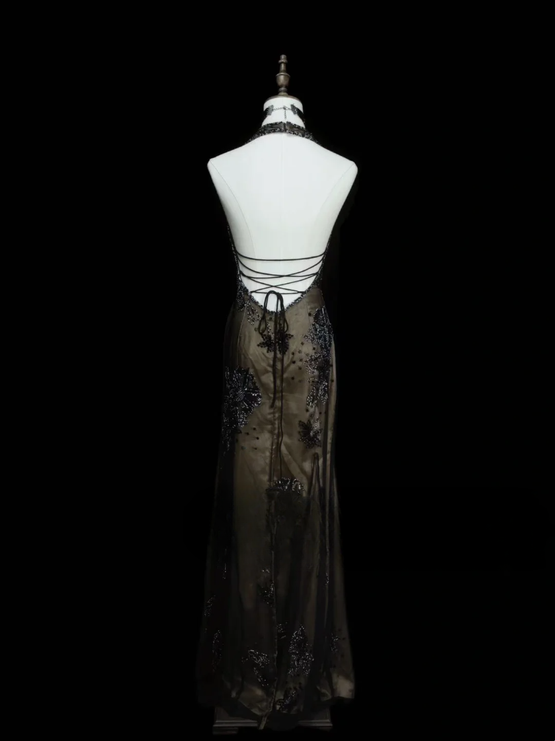 Elegantes, formelles Meerjungfrauen-Halterkleid aus schwarzem Tüll mit Perlen – ein beeindruckendes langes Ballkleid OB028
