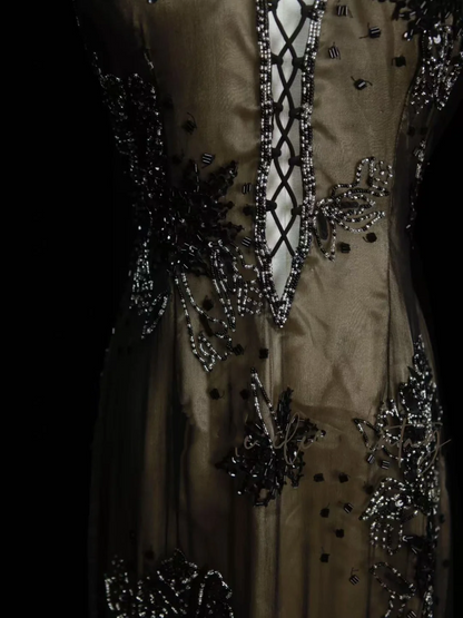 Elegantes, formelles Meerjungfrauen-Halterkleid aus schwarzem Tüll mit Perlen – ein beeindruckendes langes Ballkleid OB028