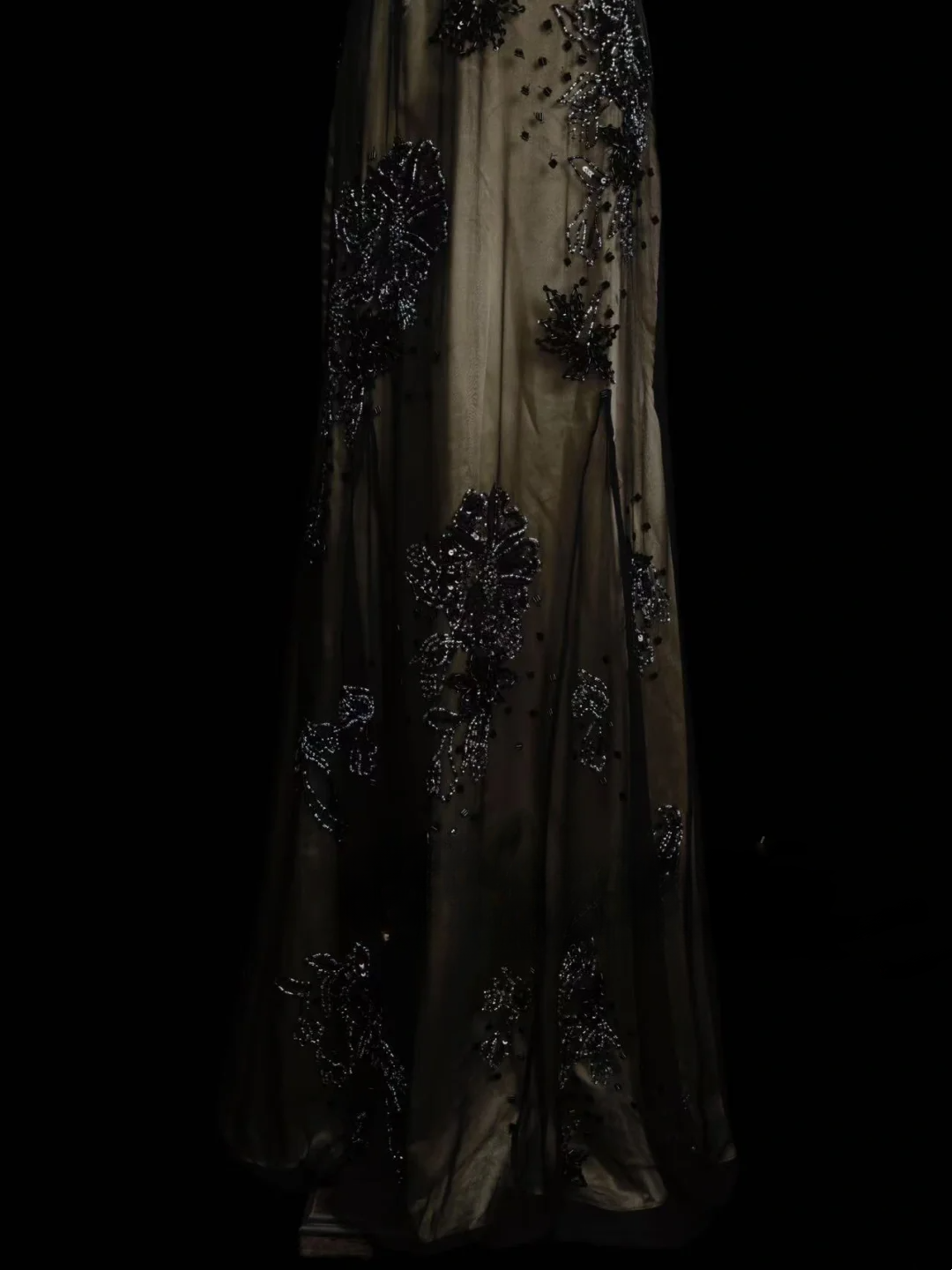Elegantes, formelles Meerjungfrauen-Halterkleid aus schwarzem Tüll mit Perlen – ein beeindruckendes langes Ballkleid OB028