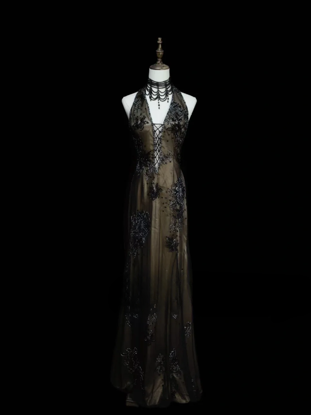 Elegantes, formelles Meerjungfrauen-Halterkleid aus schwarzem Tüll mit Perlen – ein beeindruckendes langes Ballkleid OB028