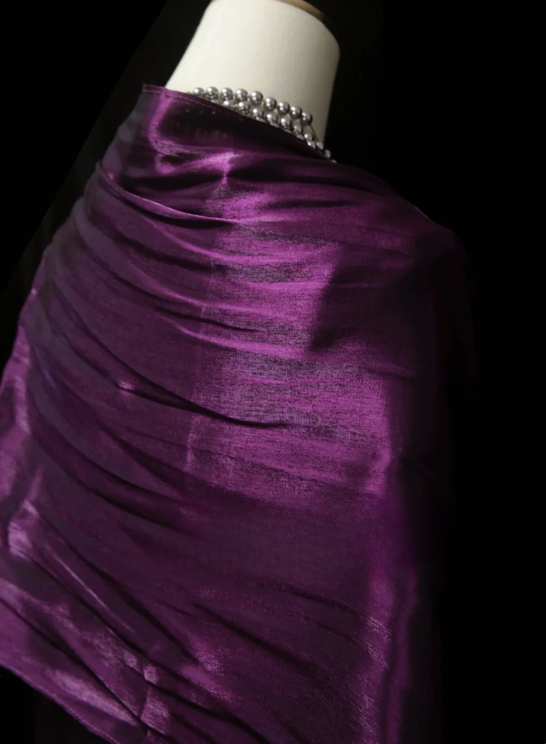 Robe de bal longue sirène chic et élégante en satin violet à fines bretelles et cape, référence OB032