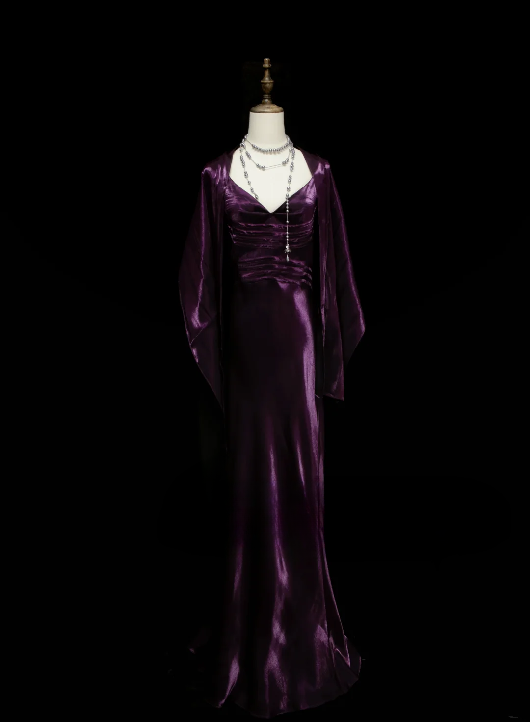 Robe de bal longue sirène chic et élégante en satin violet à fines bretelles et cape, référence OB032