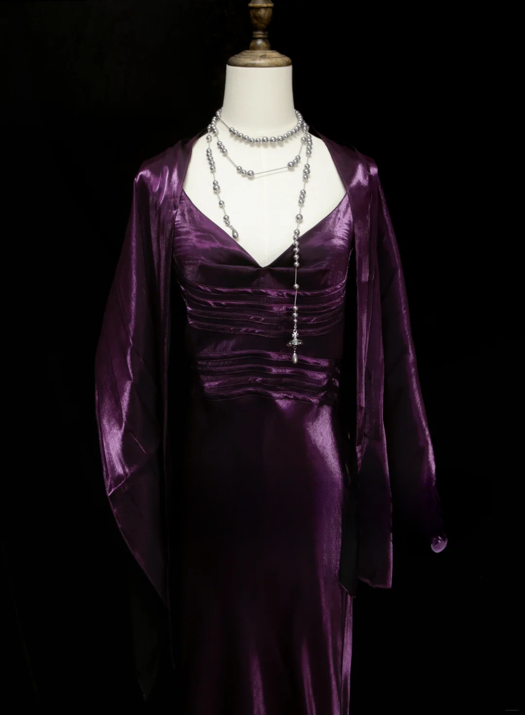 Robe de bal longue sirène chic et élégante en satin violet à fines bretelles et cape, référence OB032