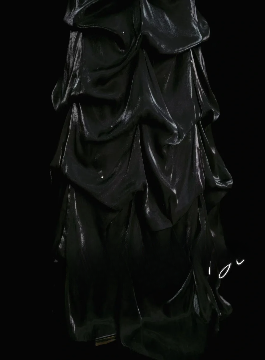 Elegantes, formelles Meerjungfrauen-Kleid mit Spaghettiträgern, weißem Oberteil und schwarzem Satinrock mit Perlen – ein beeindruckendes langes Ballkleid OB033