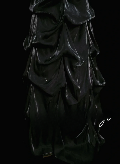 Elegantes, formelles Meerjungfrauen-Kleid mit Spaghettiträgern, weißem Oberteil und schwarzem Satinrock mit Perlen – ein beeindruckendes langes Ballkleid OB033