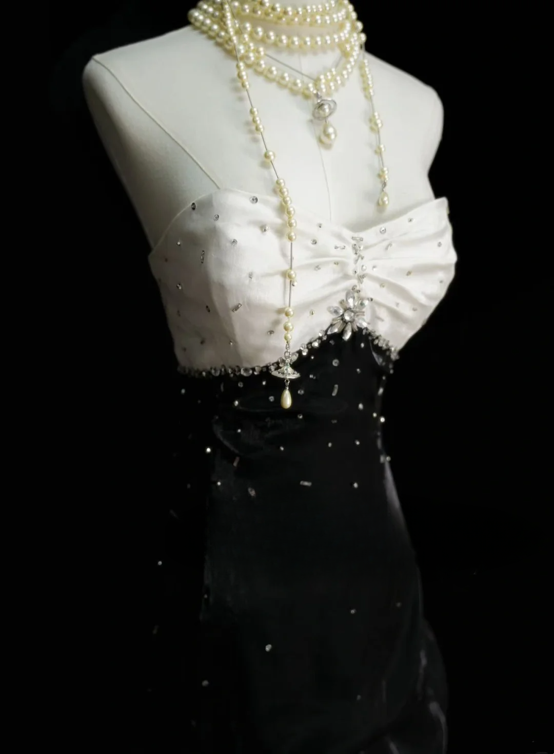 Elegantes, formelles Meerjungfrauen-Kleid mit Spaghettiträgern, weißem Oberteil und schwarzem Satinrock mit Perlen – ein beeindruckendes langes Ballkleid OB033