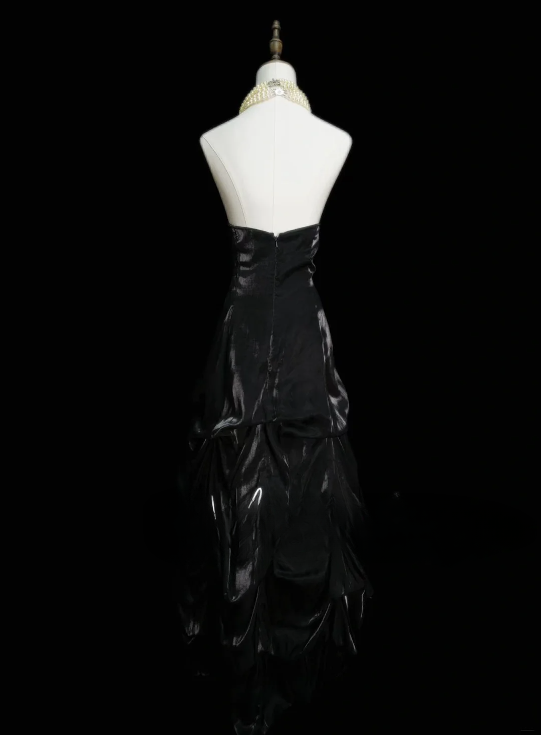 Elegantes, formelles Meerjungfrauen-Kleid mit Spaghettiträgern, weißem Oberteil und schwarzem Satinrock mit Perlen – ein beeindruckendes langes Ballkleid OB033