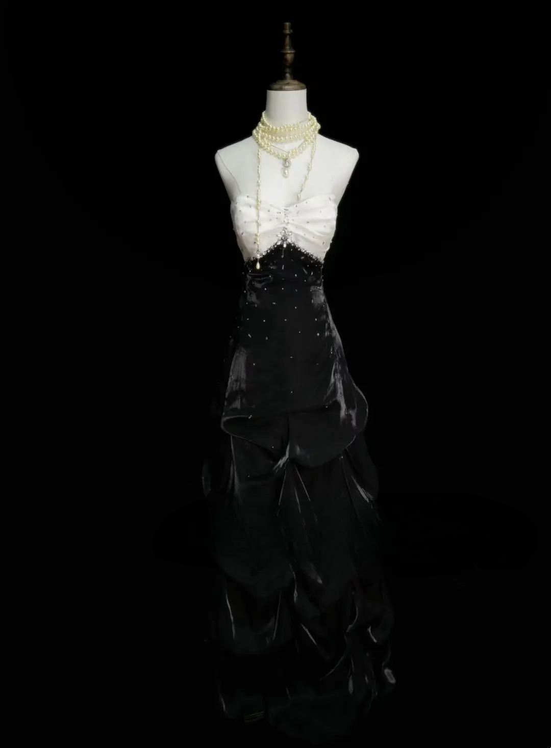 Elegantes, formelles Meerjungfrauen-Kleid mit Spaghettiträgern, weißem Oberteil und schwarzem Satinrock mit Perlen – ein beeindruckendes langes Ballkleid OB033