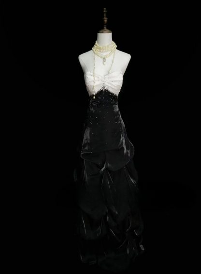 Elegantes, formelles Meerjungfrauen-Kleid mit Spaghettiträgern, weißem Oberteil und schwarzem Satinrock mit Perlen – ein beeindruckendes langes Ballkleid OB033