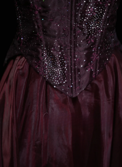 Elegantes, trägerloses Ballkleid in Burgunderrot mit Perlenbesatz – ein beeindruckendes langes Abendkleid für Abschlussball und Party (OB035)