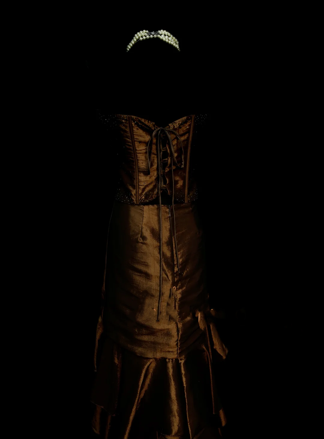 Robe de bal sirène vintage marron longue des années 70, décolleté cœur, inspiration tenue de soirée OB042