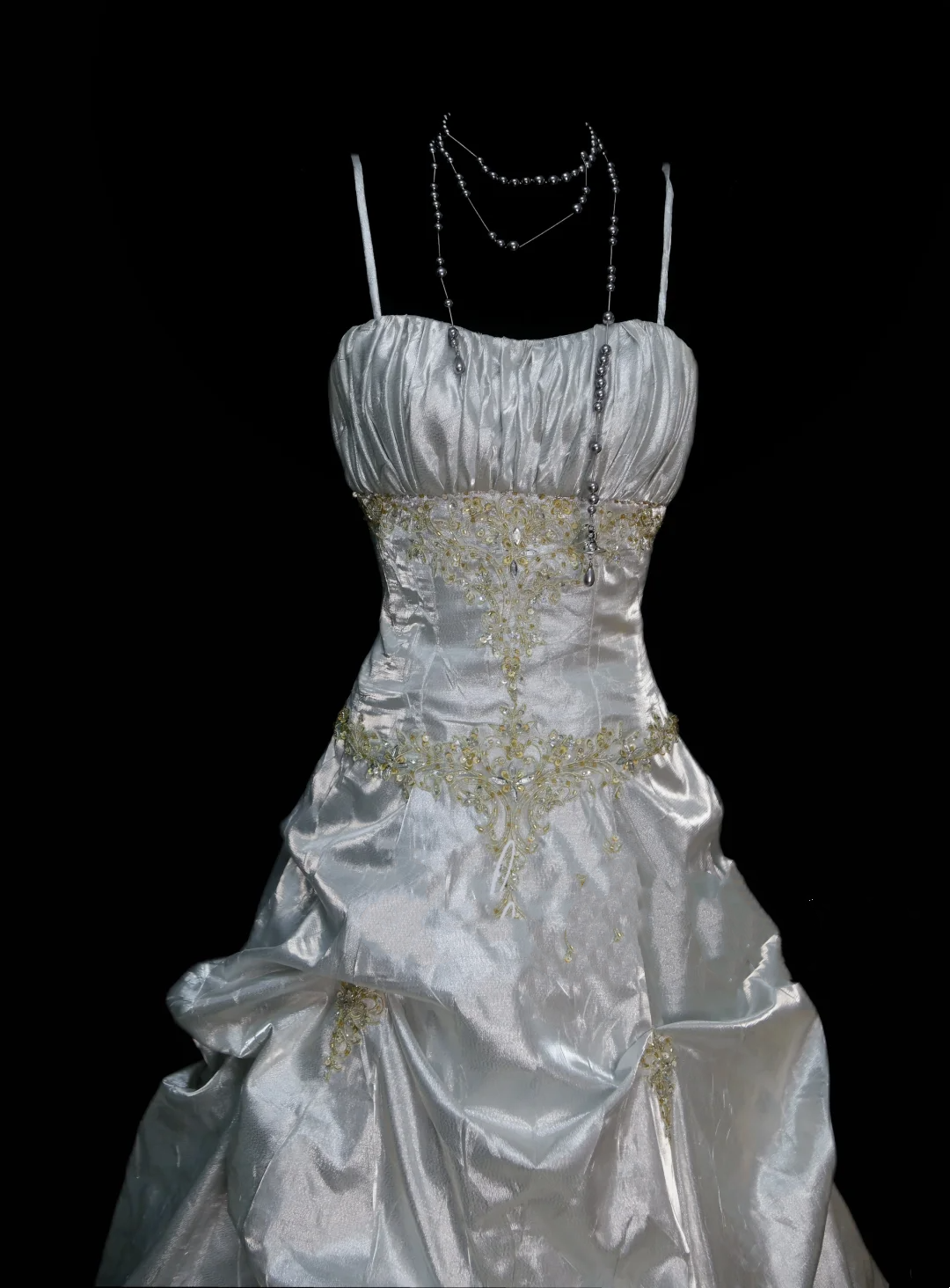 Robe de bal chic à fines bretelles argentées plissées avec corsage orné de perles, robe de soirée longue, tenue pour un 18e anniversaire, robe de remise de diplôme OB043