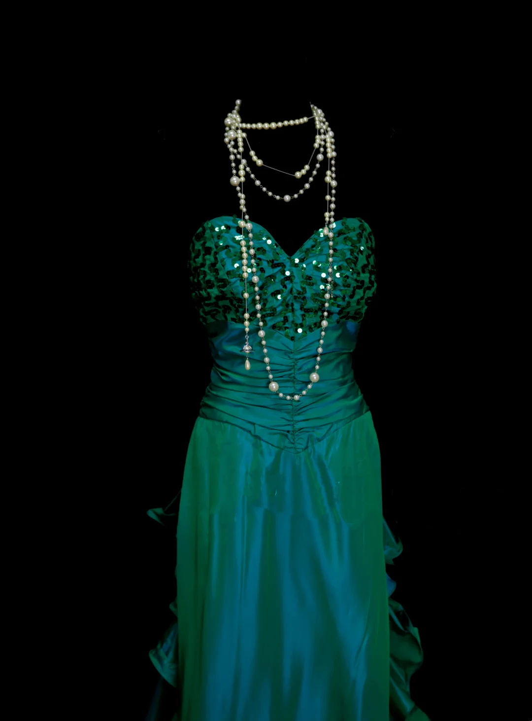 Robe de bal longue chic en satin vert anthracite plissée à sequins, coupe trapèze, bustier cœur, idéale pour une soirée, un 18e anniversaire ou une remise de diplôme (OB045)