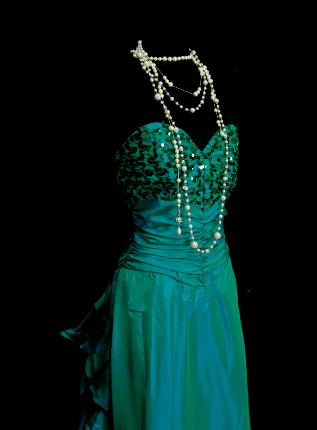 Robe de bal longue chic en satin vert anthracite plissée à sequins, coupe trapèze, bustier cœur, idéale pour une soirée, un 18e anniversaire ou une remise de diplôme (OB045)