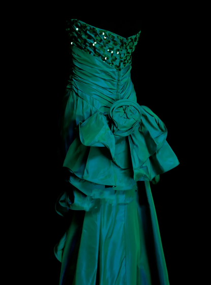 Robe de bal longue chic en satin vert anthracite plissée à sequins, coupe trapèze, bustier cœur, idéale pour une soirée, un 18e anniversaire ou une remise de diplôme (OB045)