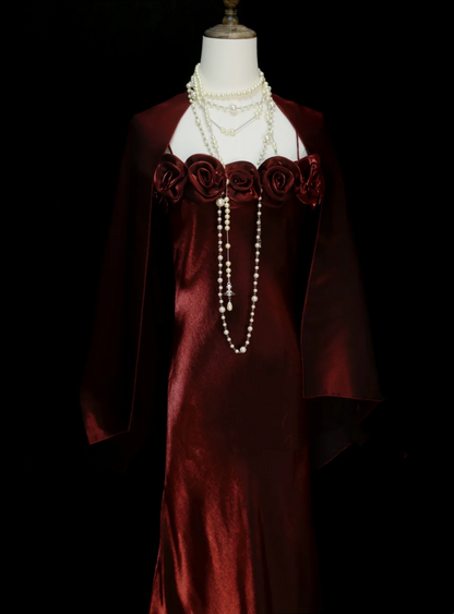 Robe de bal longue bordeaux chic à fines bretelles et coupe trapèze, ornée de fleurs et d'une cape. Idéale pour une soirée, un 19e anniversaire ou une remise de diplôme (OB049).