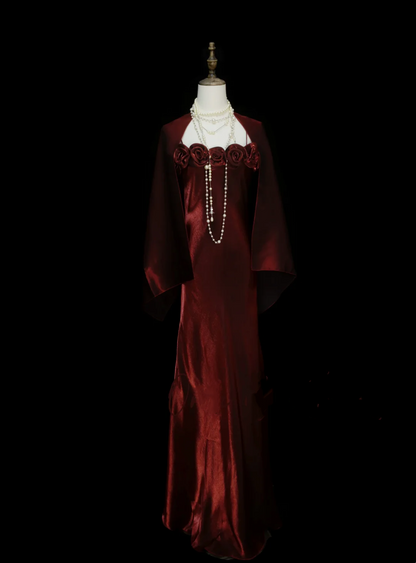 Robe de bal longue bordeaux chic à fines bretelles et coupe trapèze, ornée de fleurs et d'une cape. Idéale pour une soirée, un 19e anniversaire ou une remise de diplôme (OB049).