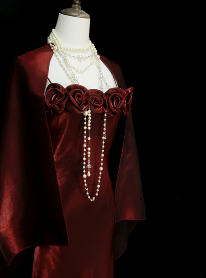 Robe de bal longue bordeaux chic à fines bretelles et coupe trapèze, ornée de fleurs et d'une cape. Idéale pour une soirée, un 19e anniversaire ou une remise de diplôme (OB049).