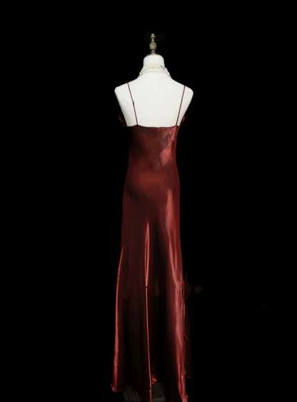 Robe de bal longue bordeaux chic à fines bretelles et coupe trapèze, ornée de fleurs et d'une cape. Idéale pour une soirée, un 19e anniversaire ou une remise de diplôme (OB049).