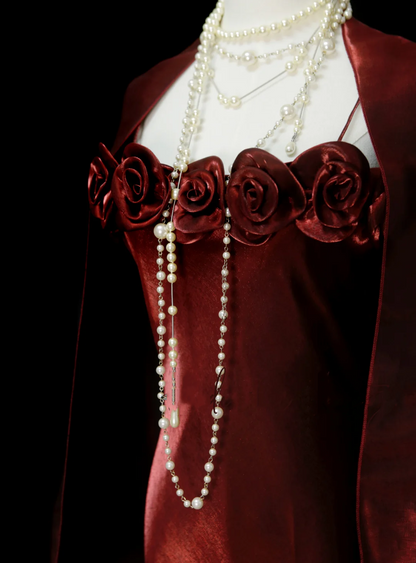 Robe de bal longue bordeaux chic à fines bretelles et coupe trapèze, ornée de fleurs et d'une cape. Idéale pour une soirée, un 19e anniversaire ou une remise de diplôme (OB049).