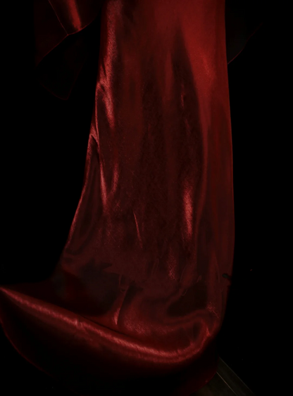 Robe de bal longue bordeaux chic à fines bretelles et coupe trapèze, ornée de fleurs et d'une cape. Idéale pour une soirée, un 19e anniversaire ou une remise de diplôme (OB049).