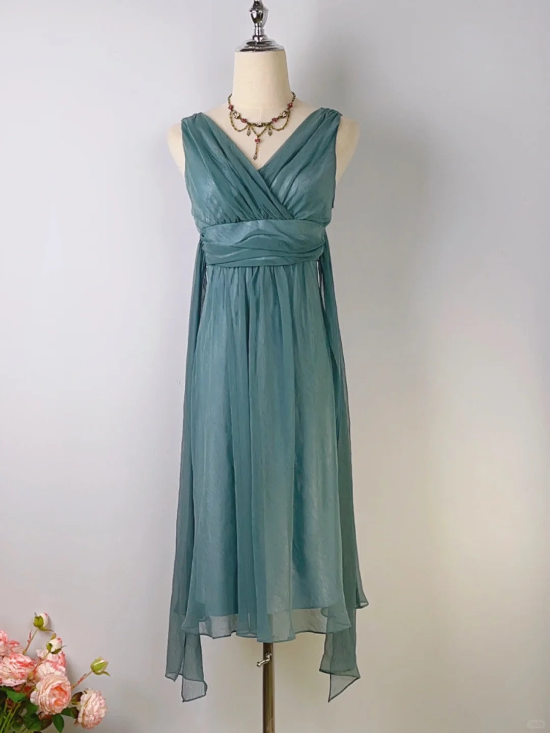 Vintage A-Linien V-Ausschnitt Blau mit Rüschen Chiffon Teelänge Abschlussballkleider Formelle Outfits RB3904