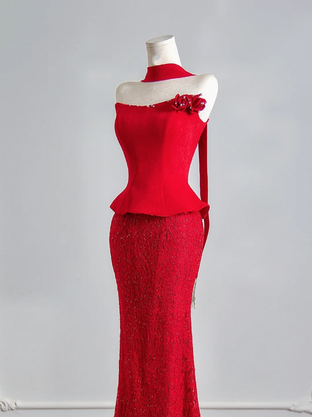 Robe de bal sirène flatteuse sans bretelles en satin rouge et dentelle, longue, idéale pour une soirée formelle ou un anniversaire (N387)