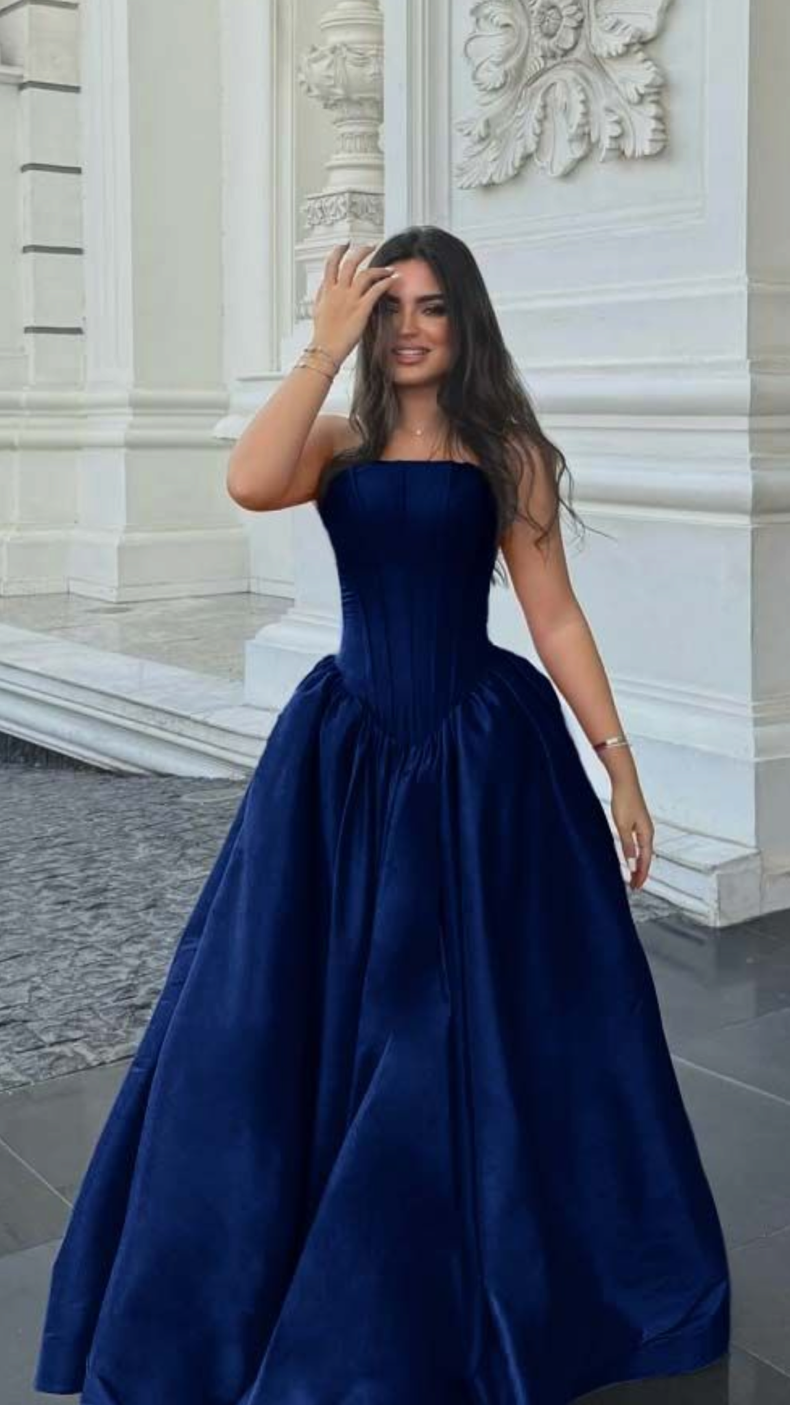 Einfaches, trägerloses, marineblaues, plissiertes Ballkleid aus Satin, langes Abendkleid N1877