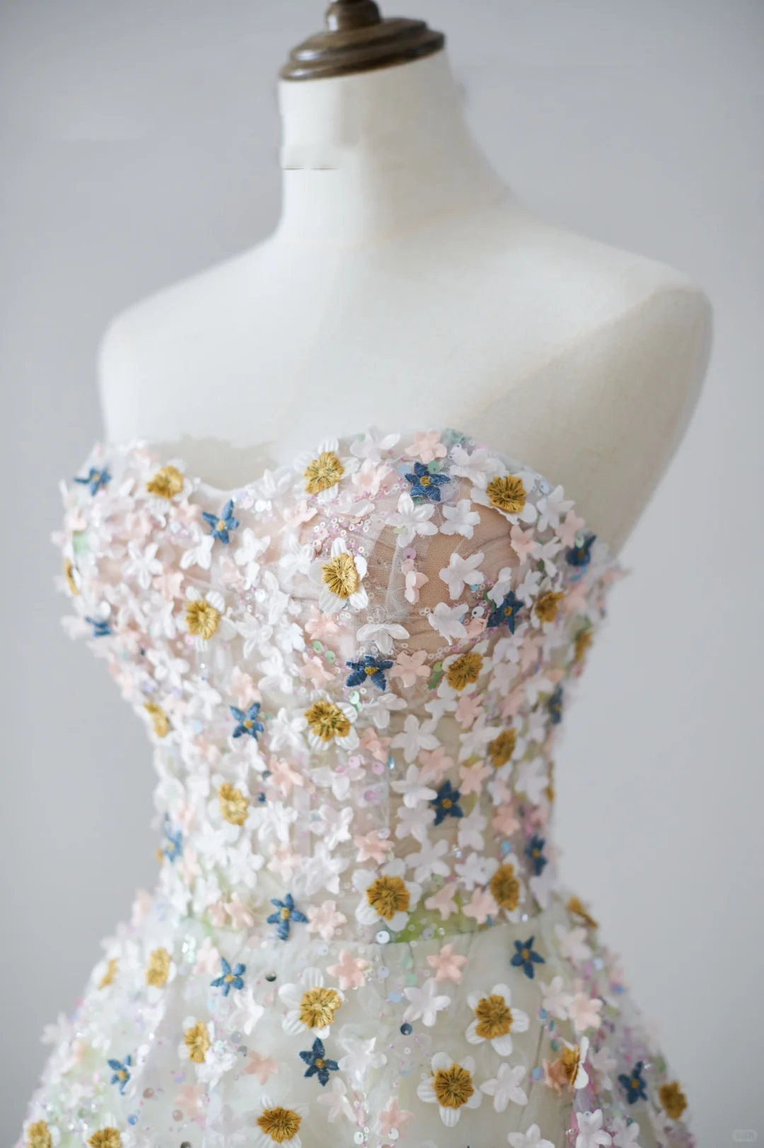 Unique Ball Gown Sweetheart White Sequin Flowers Long Prom Dresses Inspiration Party Dress 21st Birthday Outfit Graduation Dress RB1133