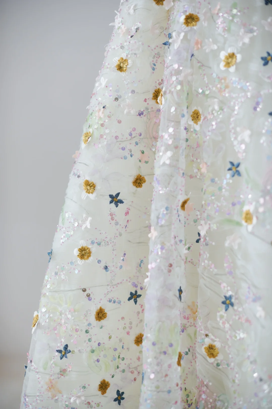 Unique Ball Gown Sweetheart White Sequin Flowers Long Prom Dresses Inspiration Party Dress 21st Birthday Outfit Graduation Dress RB1133
