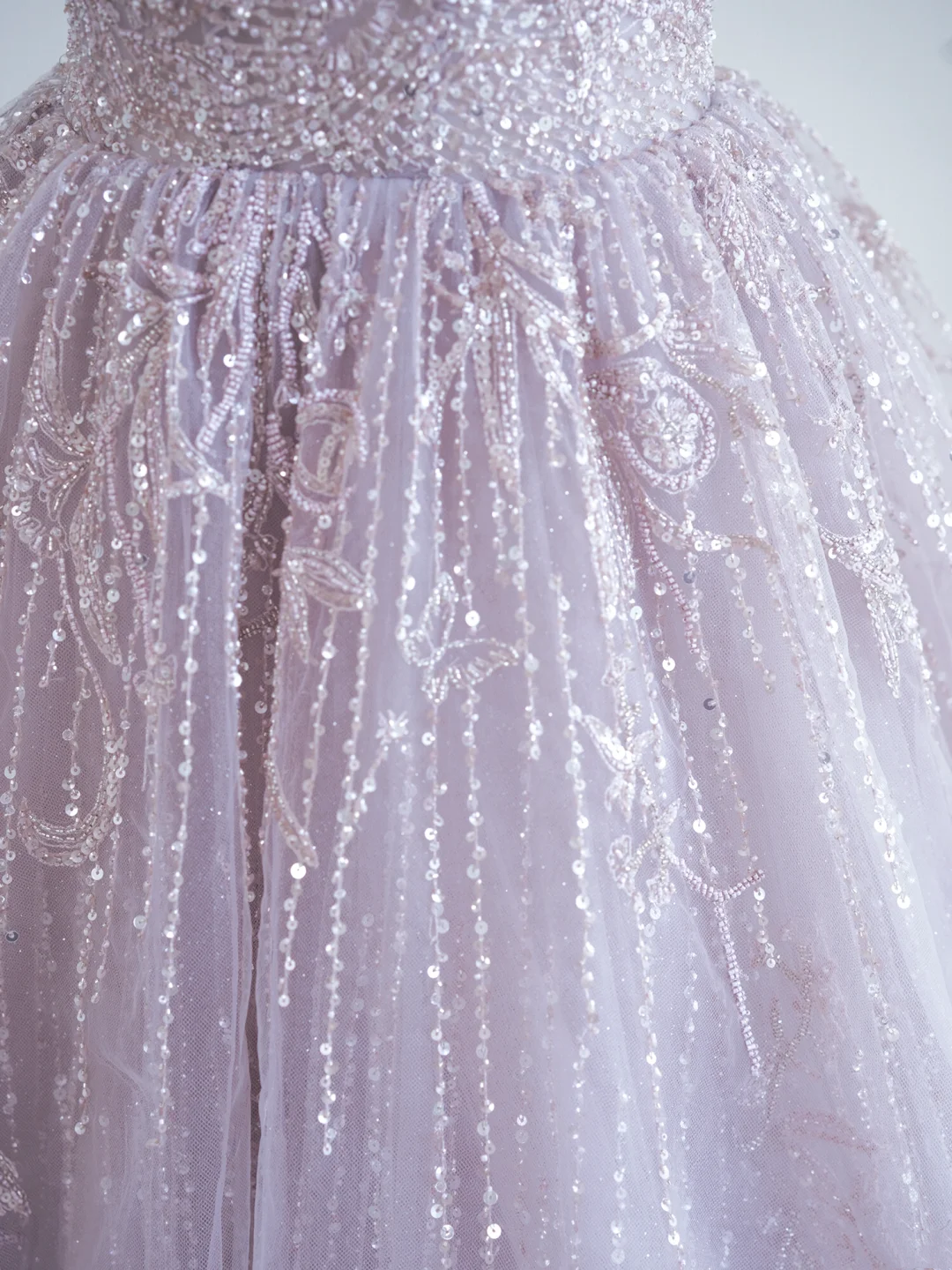 Glänzendes Ballkleid mit tiefem V-Ausschnitt und rosa Pailletten, lange Ballkleider, beeindrucken, Outfits zum 19. Geburtstag, Ballkleid RB1900
