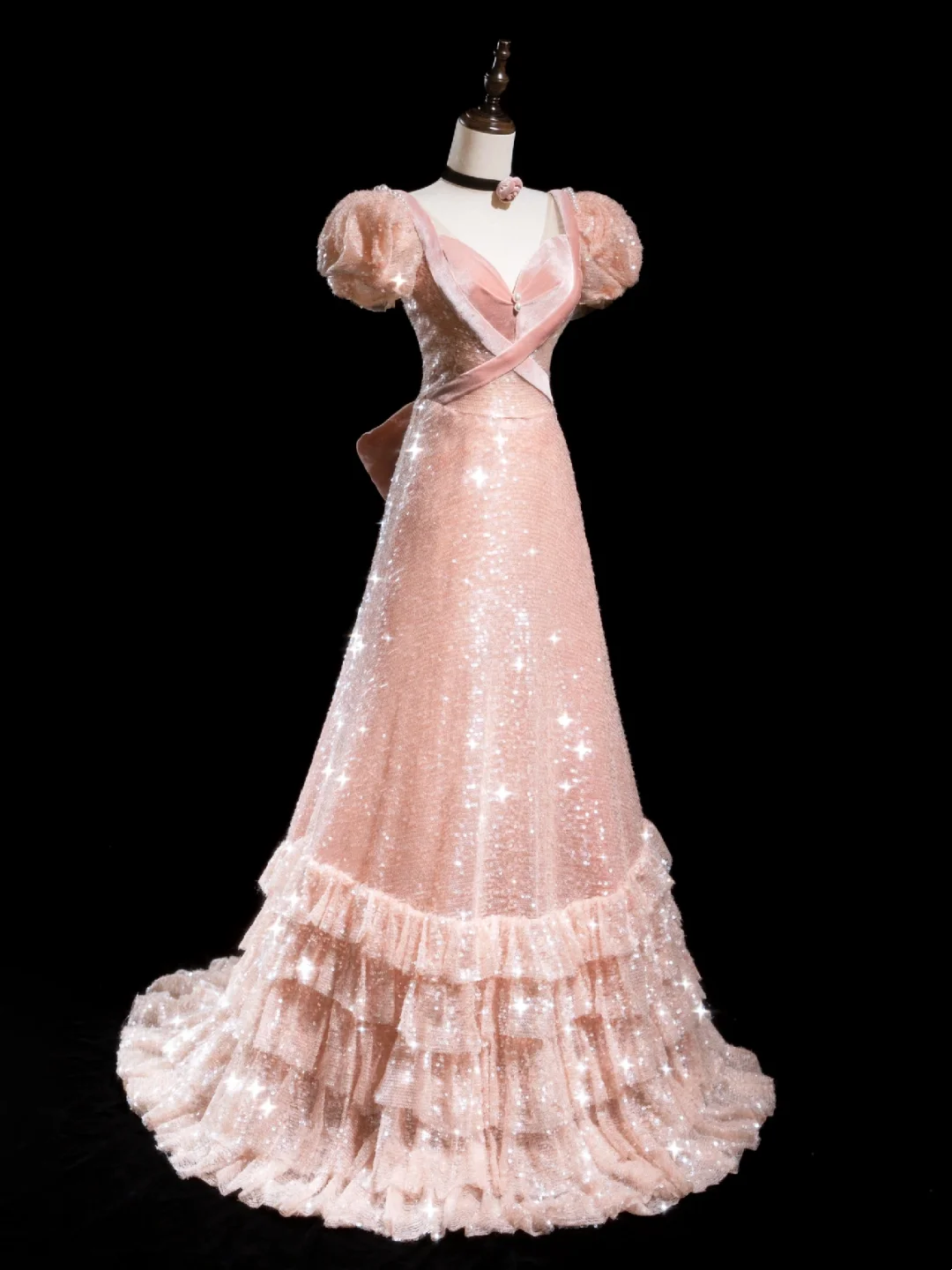 Robe de bal longue rétro en velours rose poudré à sequins, coupe trapèze, décolleté cœur. Idéale pour un 18e anniversaire. Robe de bal R1870
