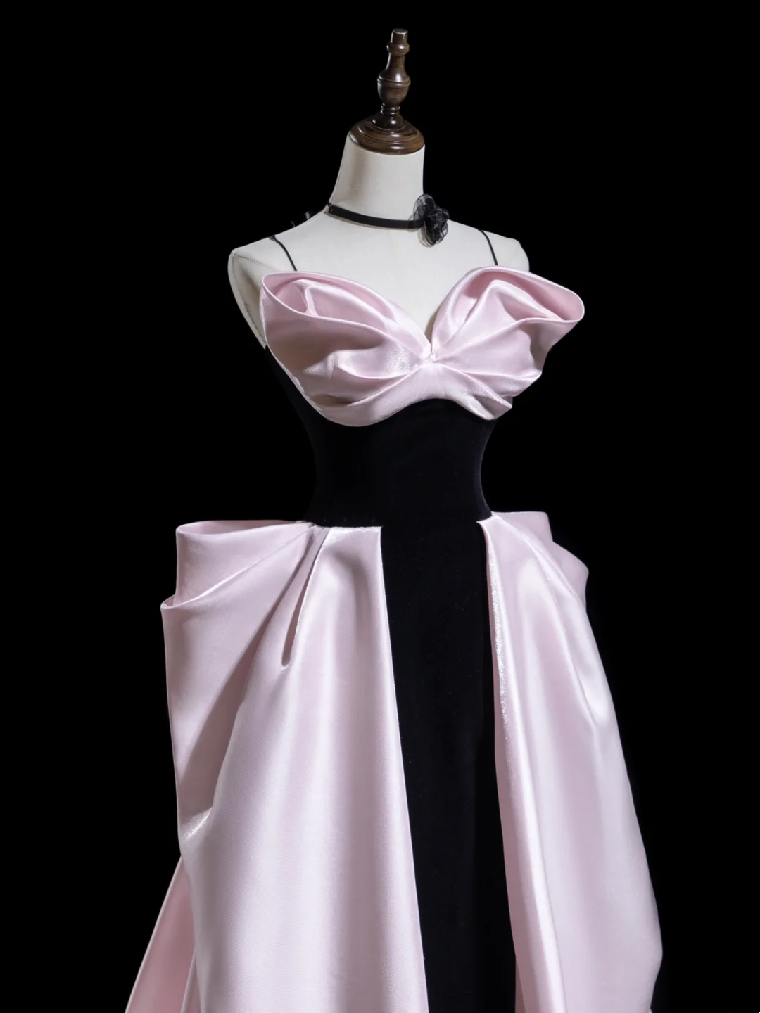 Edles Ballkleid mit Spaghettiträgern und rosa Satin-Abschlussballkleider, formelle Kleidung, Outfits zum 20. Geburtstag, Abschlussballkleid RB1947