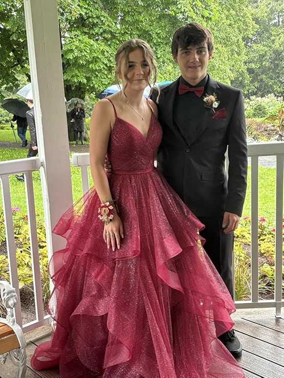 Elegantes Ballkleid mit Spaghettiträgern in Burgunderrot, Lagen Tüll, lange Ballkleider, Inspiration, trendige Abendkleider, formelles Kleid RB787