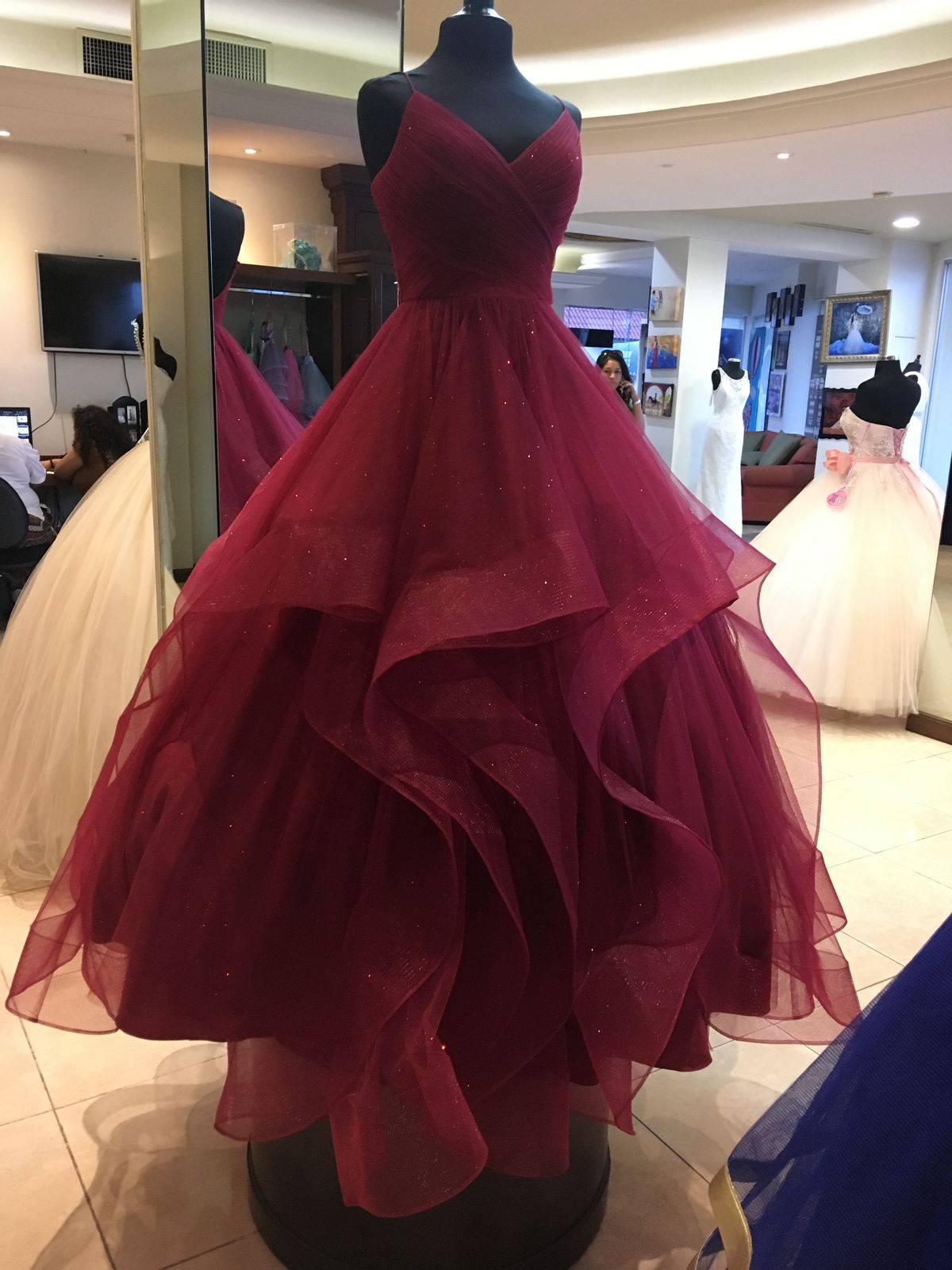 Elegantes Ballkleid mit Spaghettiträgern in Burgunderrot, Lagen Tüll, lange Ballkleider, Inspiration, trendige Abendkleider, formelles Kleid RB787